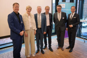 Die Jubiläumsgäste (v.l.): Axel Müller-Groeling, Vorstand für Forschungsinfrastrukturen und Digitalisierung der Fraunhofer-Gesellschaft, Wibke Mellwig, Abteilungsleiterin für Wasserstraßen und Schifffahrt im Bundesministerium für Verkehr, Carlos Jahn, Leiter Fraunhofer CML, Andreas Timm-Giel, Präsident der Technischen Universität Hamburg, Uwe Clausen, Leiter Fraunhofer IML und Niels Wiecker, Leiter der Abteilung Hafen und Logistik in der Behörde für Wirtschaft und Innovation der Freien und Hansestadt Hamburg