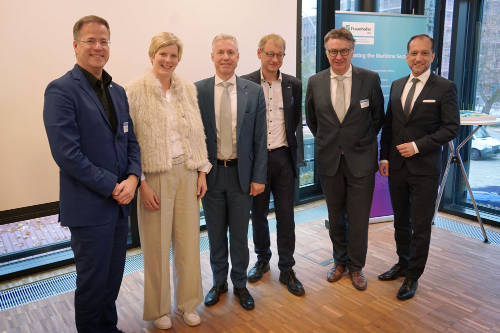 Die Jubiläumsgäste (v.l.): Axel Müller-Groeling, Vorstand für Forschungsinfrastrukturen und Digitalisierung der Fraunhofer-Gesellschaft, Wibke Mellwig, Abteilungsleiterin für Wasserstraßen und Schifffahrt im Bundesministerium für Verkehr, Carlos Jahn, Leiter Fraunhofer CML, Andreas Timm-Giel, Präsident der Technischen Universität Hamburg, Uwe Clausen, Leiter Fraunhofer IML und Niels Wiecker, Leiter der Abteilung Hafen und Logistik in der Behörde für Wirtschaft und Innovation der Freien und Hansestadt Hamburg