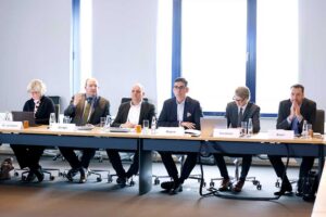 v.l.: Heike van Hoorn (DVF-Geschäftsführerin), Markus Bangen (Vorstandsvorsitzender Duisport/Duisburger Hafen AG), Staatssekretär Viktor Haase (Ministerium für Umwelt, Naturschutz und Verkehr des Landes Nordrhein-Westfalen), Matthias Magnor (Vorsitzender des Lenkungskreises Häfen/Schifffahrt; Vorsitzender des Vorstands BLG Logistics Group), Rainer Schätzlein, (Mitglied der Geschäftsleitung, Leiter Häfen/Schifffahrt, Luftverkehr, Straßenverkehr DVF), Steffen Bauer (CEO Häfen und Güterverkehr Köln AG/ CEO HGK Shipping). (© Duisport)