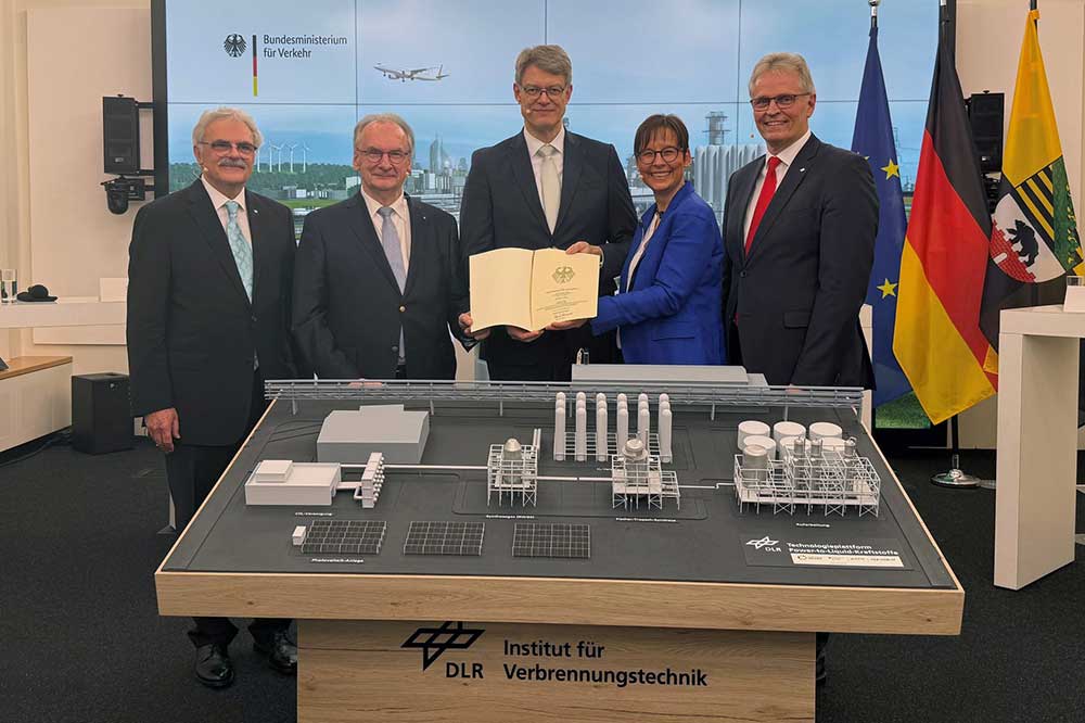 Von links: Prof. Manfred Aigner, Beauftragter Fuels des DLR, Dr. Reiner Haseloff, Ministerpräsident des Landes Sachen-Anhalt, Patrick Schnieder, Bundesminister für Verkehr, Prof. Meike Jipp, DLR-Bereichsvorständin Energie und Verkehr, Prof. Karsten Lemmer, Mitglied des DLR-Vorstands und verantwortlich für Innovation, Transfer und wissenschaftliche Infrastrukturen