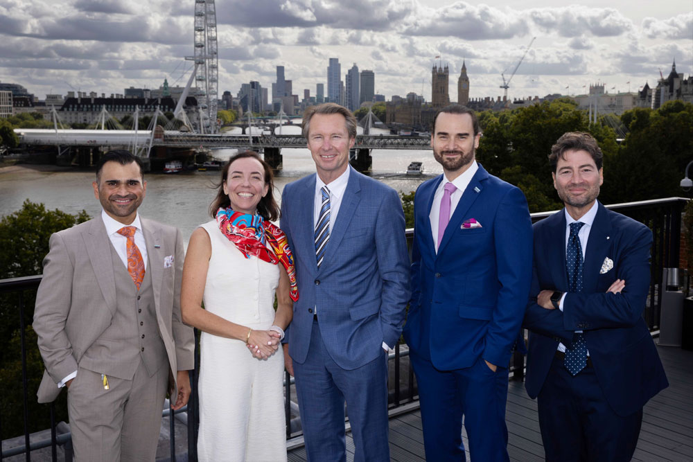 (v.l.): Aakash Dua, Regional Business Development Manager DNV UK, Cristina Saenz de Santa Maria, COO DNV Maritime, Knut Ørbeck-Nilssen, CEO DNV Maritime, Robert Galinski, Global Business Director Cruise bei DNV, und Alberto Manfredini, Leiter des London Cruise Centre.