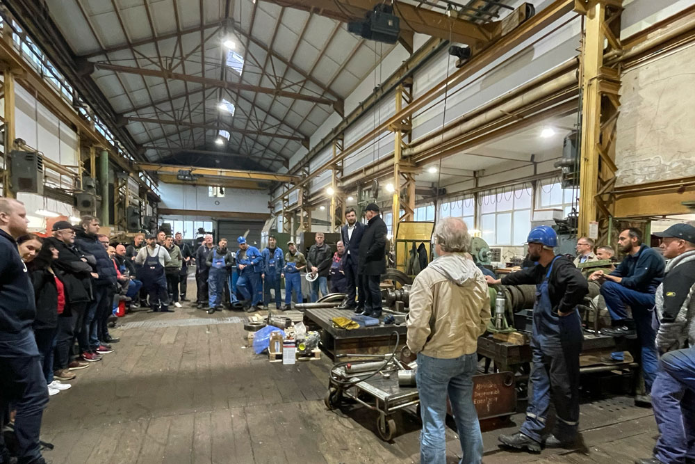 Gute Nachrichten zum Feierabend: Am Freitagnachmittag teilten die beiden Werftchefs den Neubauauftrag den Mitarbeitern mit
