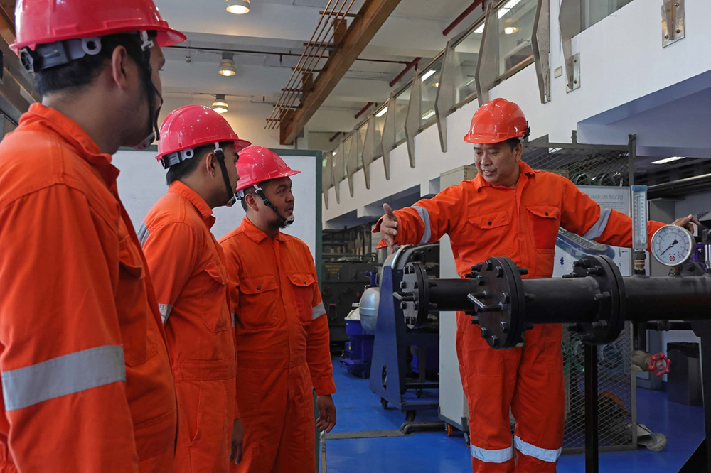 Training on handling of methanol-fuelled engine in the Philippines, Marlow
