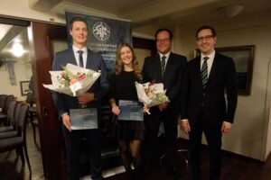 Verleihung des GMAA-Legal Award (von links nach rechts): Jan Florian Heppner, Lara Nadine Hieronimus, Peter Wölk (GMAA), Martin Lögering (GMAA)