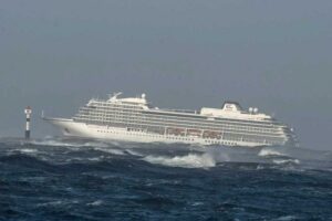 Kreuzfahrtschiff „Viking Sky“ im Sturm auf See