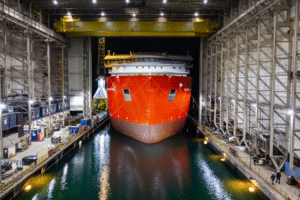 Ein Schiff in einer Werfthalle in Norwegen