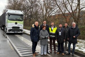 Menschen vor einer neuen Erfindung im Hamburger Hafen