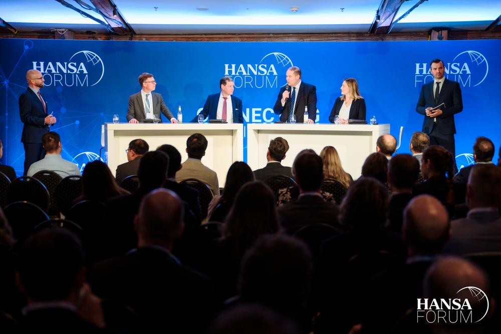 27. HANSA-Forum im Internationalen Maritimen Museum in Hamburg, Menschen diskutieren auf einer Bühne
