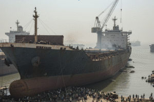 Ein Schiff in einem Friedhof für Schiffe
