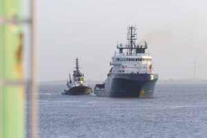 Die neue "Rügen" läuft das erste Mal in ihren Heimathafen Wilhelmshaven ein.