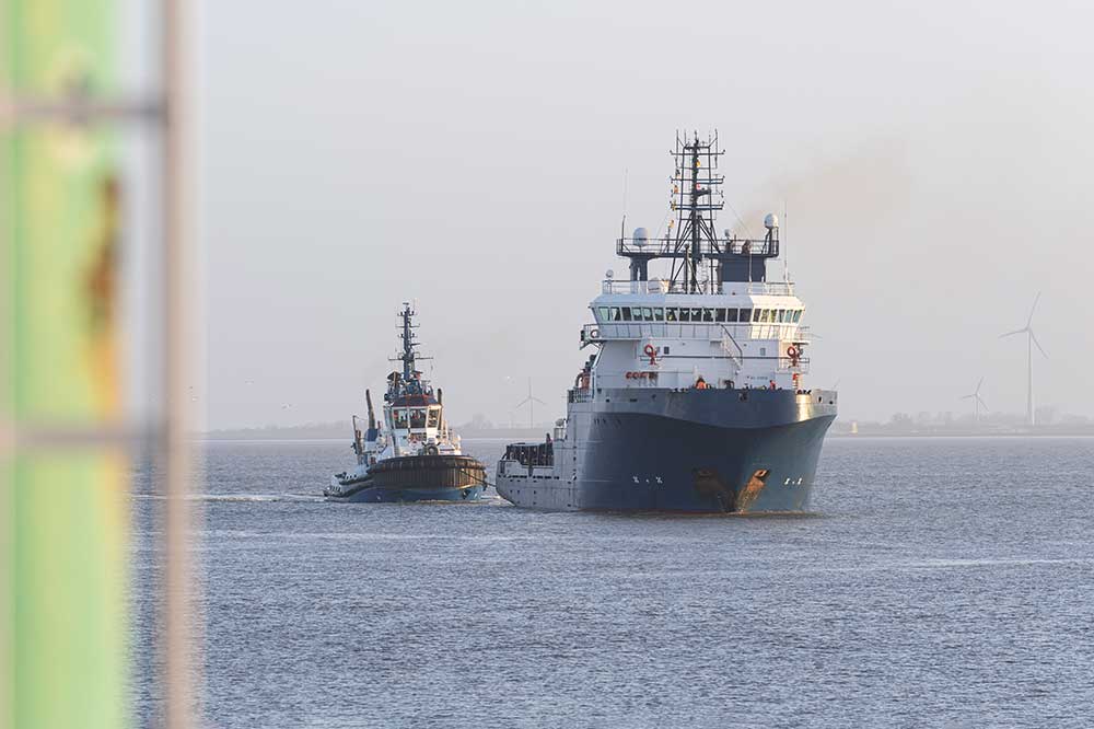 Die neue "Rügen" läuft das erste Mal in ihren Heimathafen Wilhelmshaven ein.