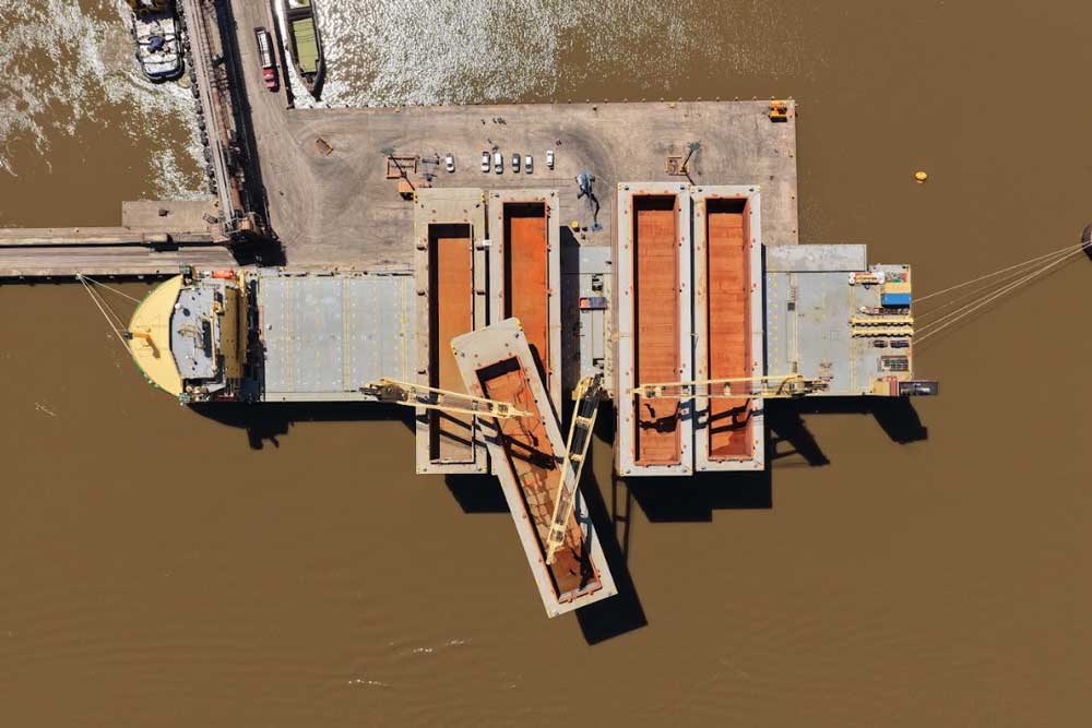 Der Heavylifter „AAL Hamburg“ lädt Bargen ab