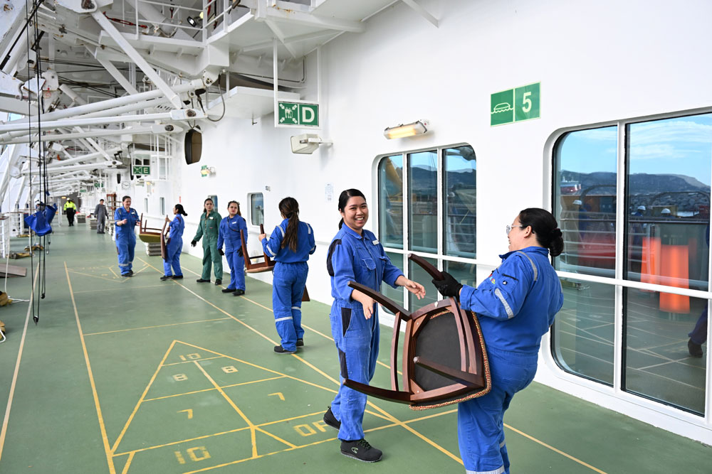 Die Crew packte auf der "Aidaluna" mit an