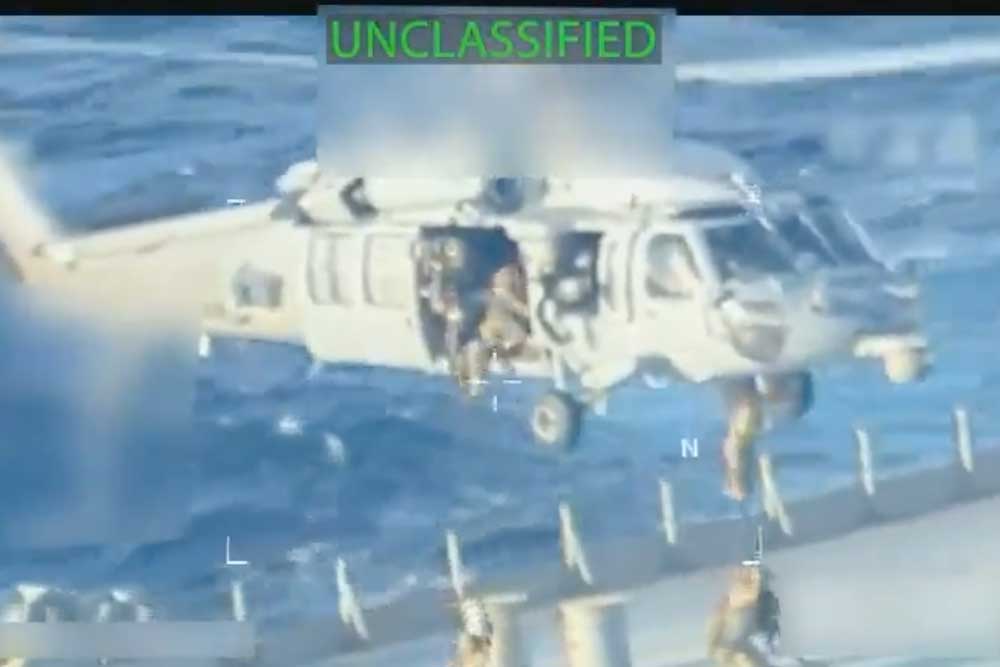 US-Soldaten seilen sich aus einem Helikopter auf den VLCC „Skipper“ ab