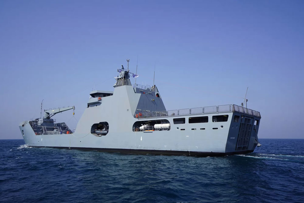 Das 100 m lange Landungsschiff LST 100