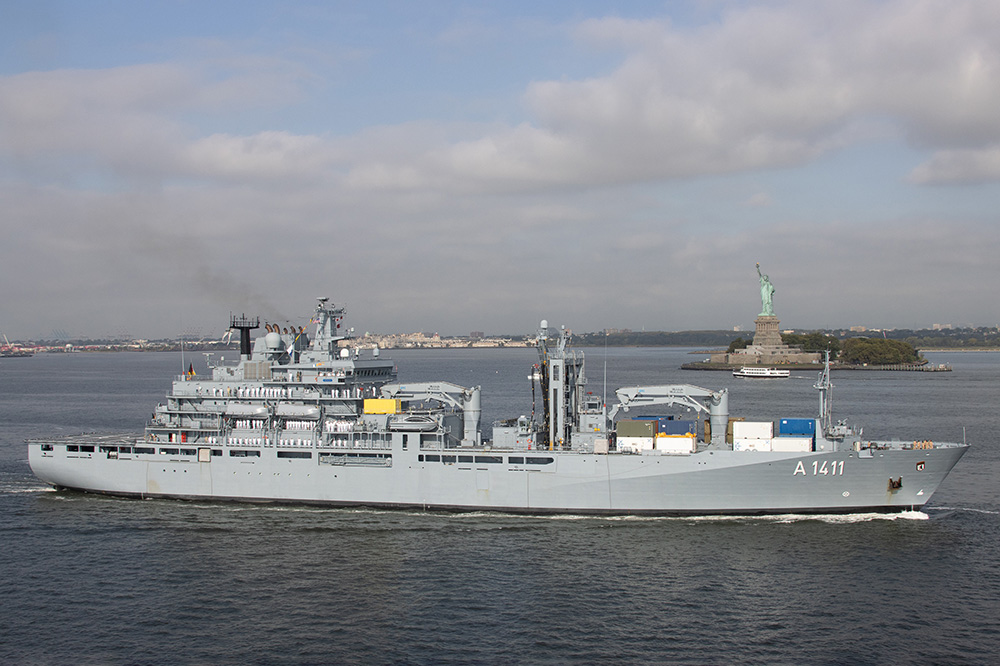Der Einsatzgruppenversorger (EGV) "Berlin" der deutschen Marine beim erstmaligen Einlaufen in New York. Im Hintergrund die Freiheitsstatue