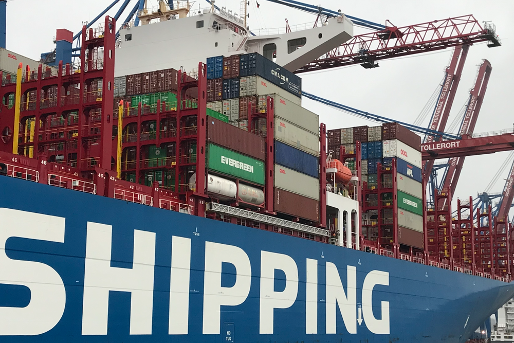 Ein Containerschiff von Cosco