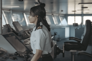 Eine Frau auf der Brücke bei CMA CGM