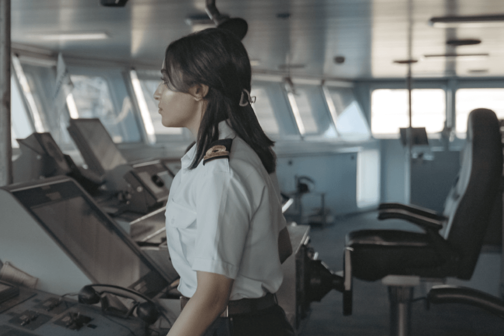 Eine Frau auf der Brücke bei CMA CGM