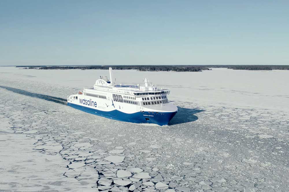 RoPax-Schiff „Aurora Botnia“ im gefrorenen Meer