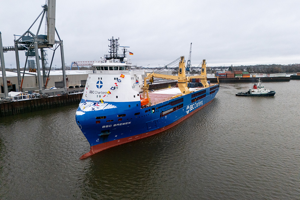 MPP, Heavylift, Lakermax, Briese, Die Taufpatin der BBC BREMEN, Anitta Schumann, mit Kapitän Maksym Aleynikov (links), Knut Voigt (Leiter des BBC Chartering Büros Bremen) (rechts) und Ulrich Ulrichs, CEO von BBC Chartering (rechts im Hintergrund), mit der gesamten Besatzung vor dem Schiff. Foto © Marko Stampehl