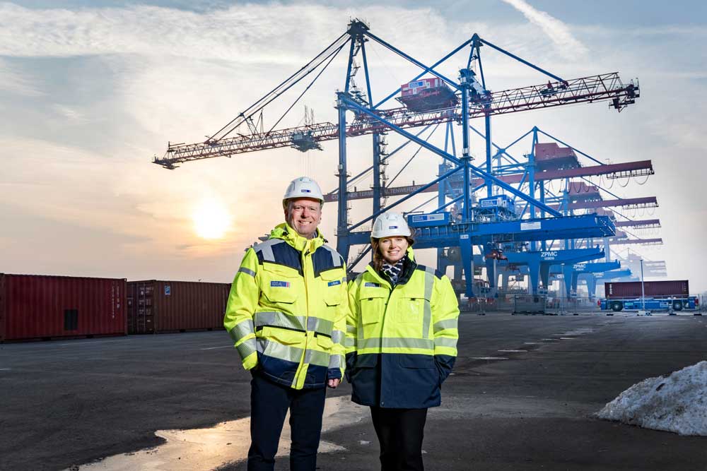 Jeroen Eijsink, Vorstandsvorsitzender der HHLA, und Melanie Leonhard, Senatorin für Wirtschaft und Innovation, vor Containerbrücken am Container Terminal Altenwerder