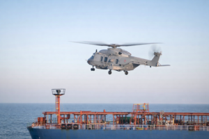 Ein Helikopter und ein Schiff