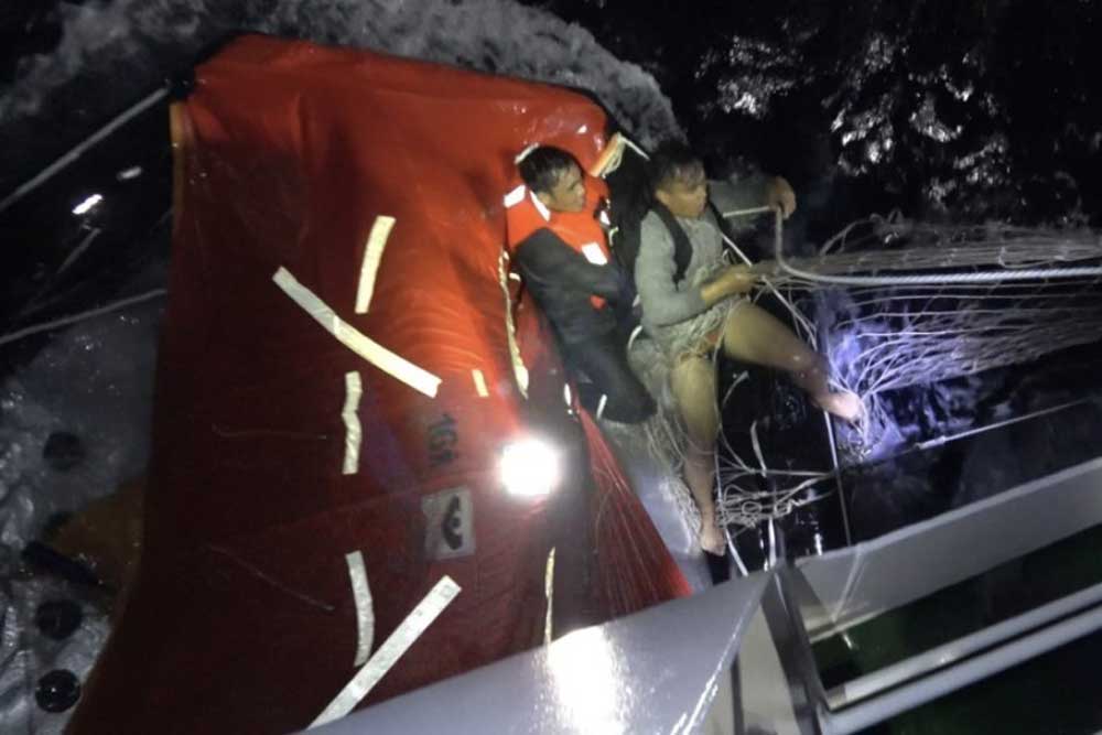 Rettung von Seeleuten im Südchinesischen Meer, Rettungsboot in der Nacht