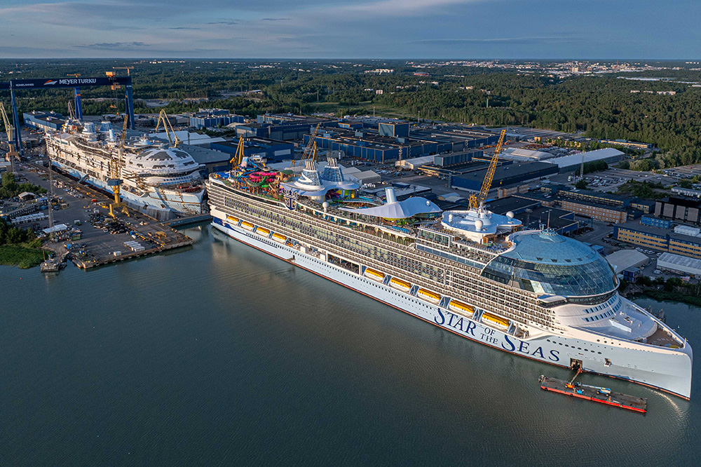 Royal Caribbean, "Star of the Seas" neben der noch unbenannten Schwester bei Meyer Turku in Finnland, Kreuzfahrtschiff, Meyer Werft