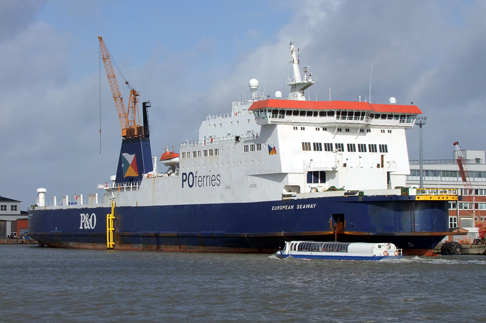 Gebaut wurde die 180 Meter lange und 18,3 Meter breite „Blue Wave Harmony“ Im Jahr 1991 als Fracht/Passagierfähre „European Seaways“ für die Reederei für P&O Ferries