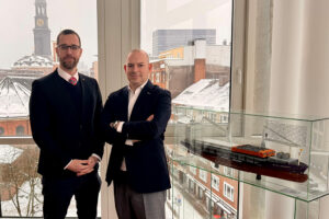 Links: Stefan Pahl, rechts: Patrick Wehrmeyer, Geschäftsführer der Hermann Firgau Assecuradeur