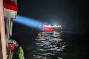 Autotransporter „Thames Highway“ bei Nacht