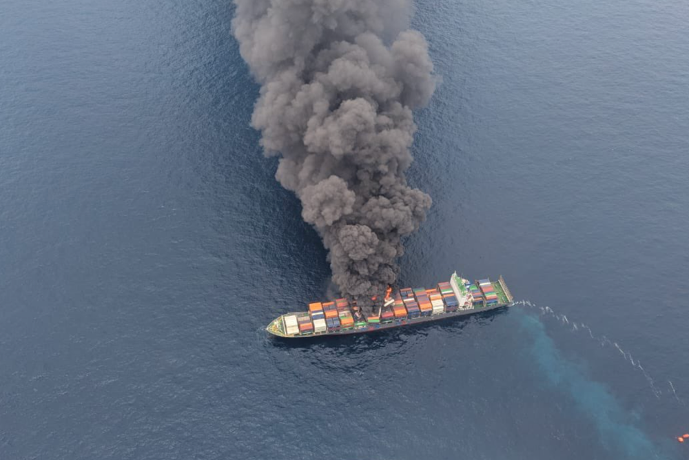 Die »Wan Hai 503« geriet im Juni 2025 vor Indiens Küste durch mehrere Explosionen in Brand. Es gab starke Hinweise auf Gefahrgut als Brandherd ( © Indian Coast Guard)