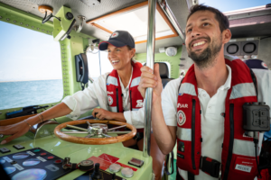 Eine Frau und ein Mann auf einem Schiff