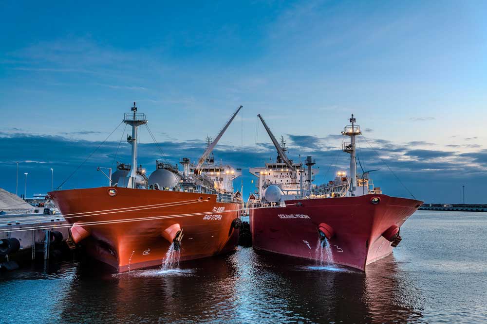 Ship-to-Ship-Umschlag von Ammoniak im Hafen von Rotterdam