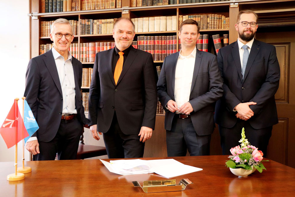Unterzeichnung des Pachtvertrags (v.l.): Harald Fassmer, Alexander Badrow, Jan Oskar Henkel und Heino Tanschus