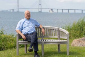 Finn J. Poulsen (1944 – 2026) auf einer Bank