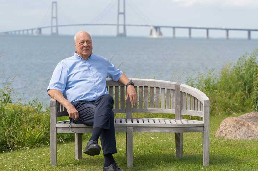 Finn J. Poulsen (1944 – 2026) auf einer Bank