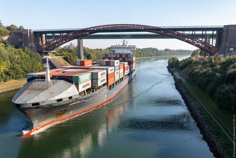 Containerschiff unter der Hochbrücke Levensau-Kiel auf dem NOK