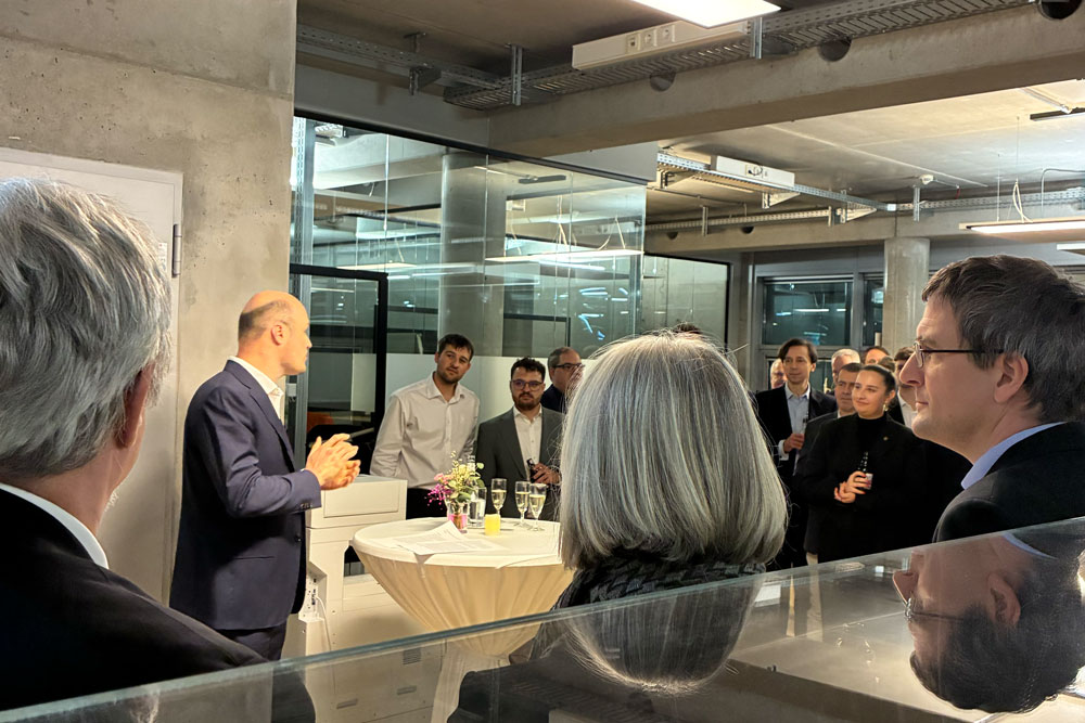 Lukas Köhler begrüßte die zahlreichen Gäste in den neuen Räumlichkeiten am Veritaskai 1