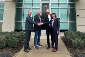 Managementwechsel bei SFP Hydraulics in Katy/Houston (Texas): Roth Hydraulics-Geschäftsführer Frank Fuchs (links) und Vertriebsleiterin Monika Schwab (rechts) verabschienden Kevin Rasefske (2. von links) und begrüßen seinen Nachfolger, Robin Hodgson. (Foto: Roth Hydraulics)