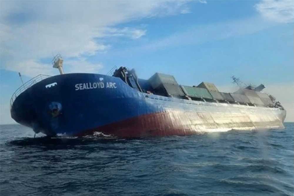 Sinkendes Containerschiff „Sealloyd Arc“