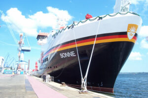 Das Forschungsschiff "Sonne" wird von der Leeraner Briese-Gruppe bereedert. Hier ein Bild von der Taufe in Warnemünde