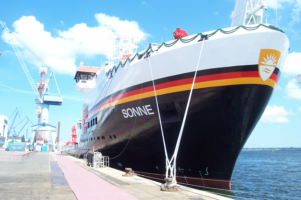 Das Forschungsschiff "Sonne" wird von der Leeraner Briese-Gruppe bereedert. Hier ein Bild von der Taufe in Warnemünde