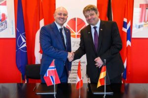 Chris Lane, Senior Vice President bei EllisDon (li.) und Thomas Keupp, Chief Sales Officer bei TKMS