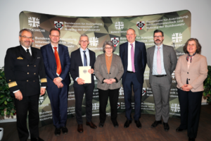 Menschen bei einer Vertragsunterzeichnung