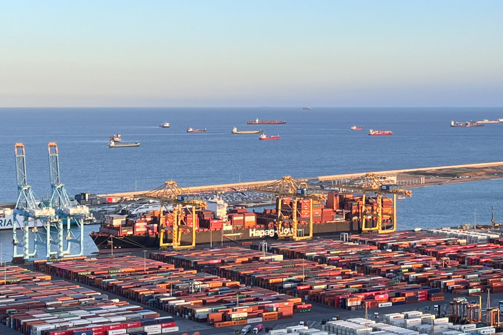 Ein Schiff im Hafen von Barcelona