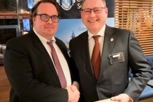 Bei der Jubiläumsfeier vereint (v.l.): Jan Bartels (Vice Chairman) und Robert Hill (ICS-Director) (© German Branch)