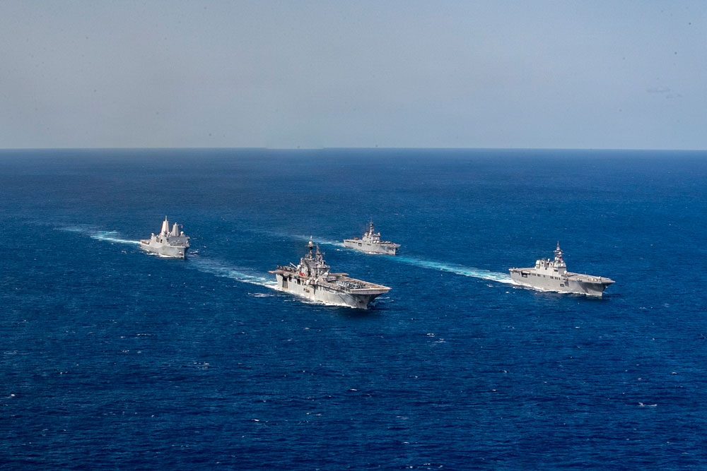 Das amphibische Transportdockschiff der San-Antonio-Klasse USS New Orleans (LPD 18), links, das Landungsschiff der Ōsumi-Klasse der Japan Maritime Self-Defense Force (JMSDF) JS Ōsumi (LST 4001), mittig oben, sowie der Hubschrauberzerstörer der Hyūga-Klasse der JMSDF JS Ise (DDH 182), rechts, fahren während der Übung Iron Fist am 1. März 2026 in Formation neben dem amphibischen Angriffsschiff der America-Klasse USS Tripoli (LHA 7