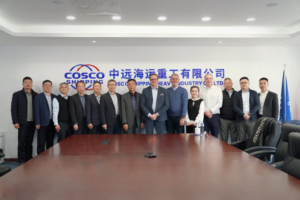 Eine Gruppe von Vertretern von Cosco und von Norsepower bei einer Kooperationsvereinbarung in China